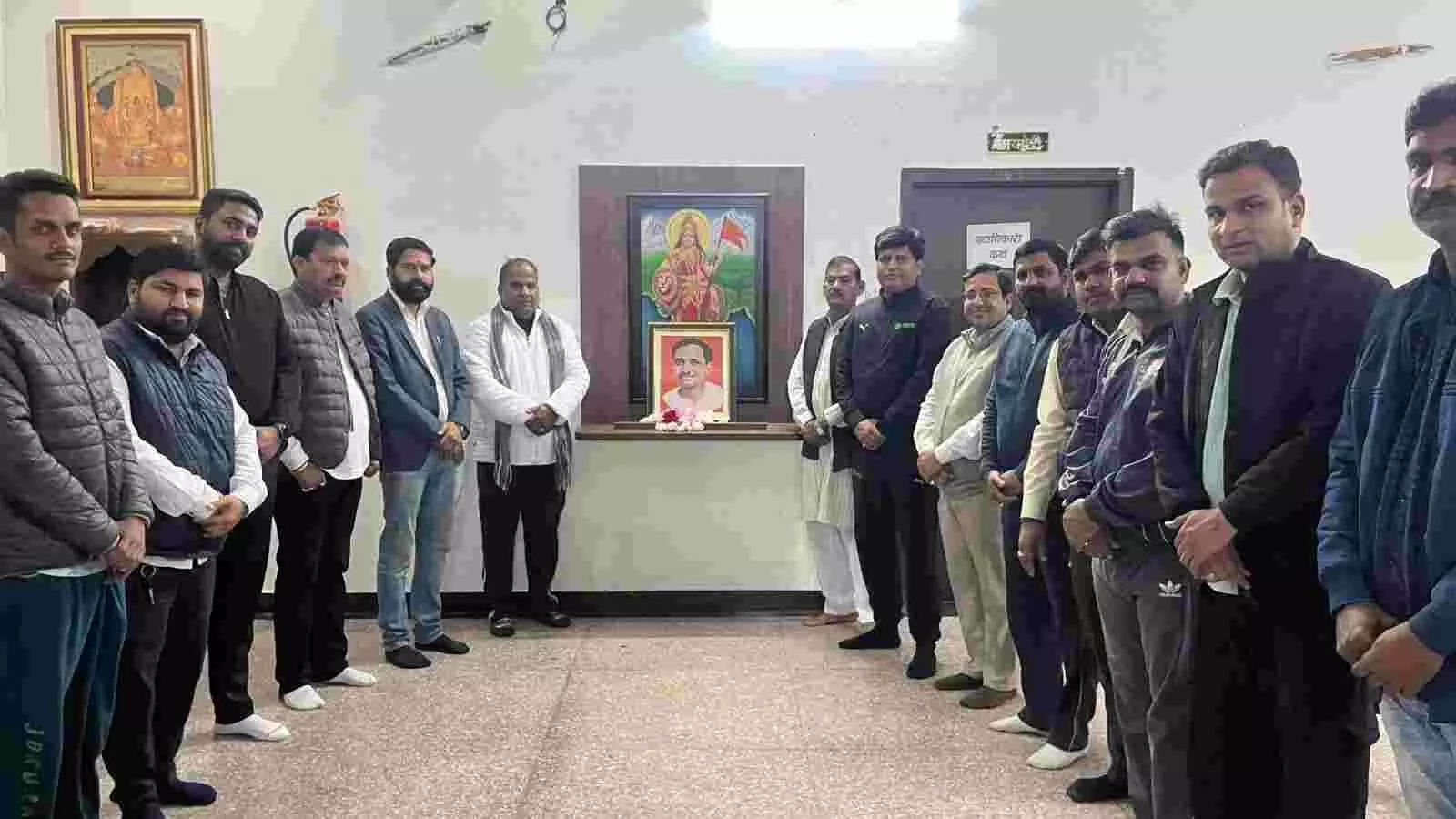 चित्तौड़गढ़ भाजपा कार्यालय में पंडित दीनदयाल उपाध्याय के चित्र पर पुष्पांजलि अर्पित करते जिलाध्यक्ष और कार्यकर्ता। चित्तौड़गढ़ भाजपा कार्यालय में पंडित दीनदयाल उपाध्याय के चित्र पर पुष्पांजलि अर्पित करते जिलाध्यक्ष और कार्यकर्ता।