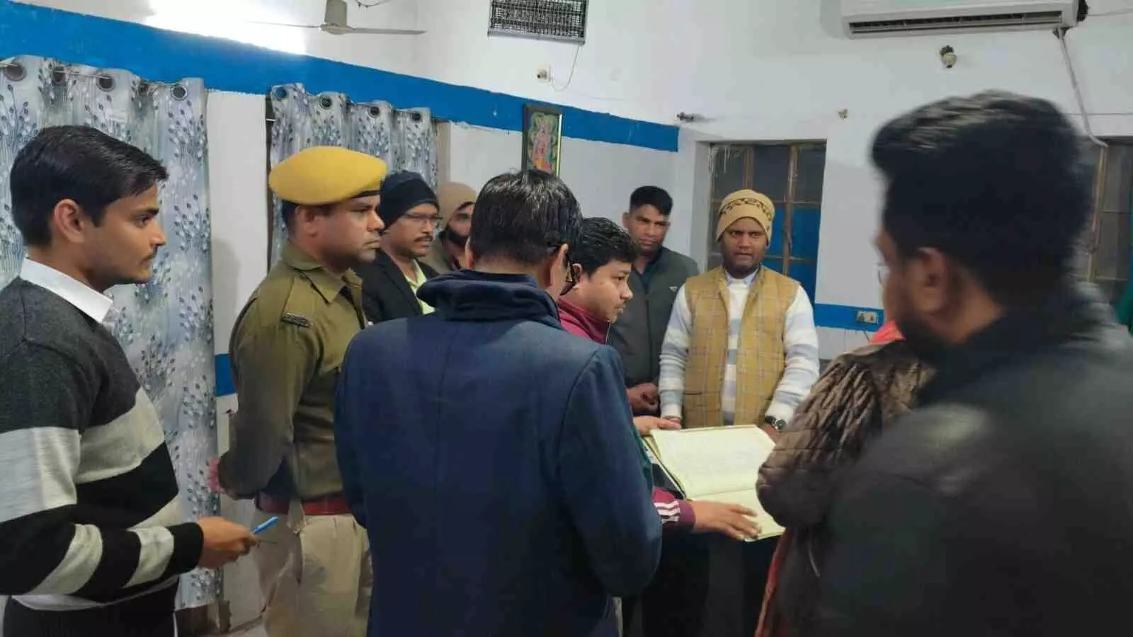 डीग जिला चिकित्सालय में निरीक्षण करतीं मुख्य न्यायिक मजिस्ट्रेट रेनू शकीत और अन्य न्यायिक अधिकारी। डीग जिला चिकित्सालय में निरीक्षण करतीं मुख्य न्यायिक मजिस्ट्रेट रेनू शकीत और अन्य न्यायिक अधिकारी।