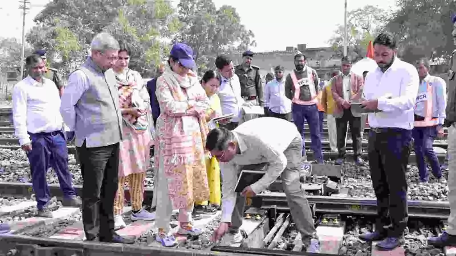 कोटा रेलवे स्टेशन पर विकास कार्यों का निरीक्षण करतीं पश्चिम मध्य रेलवे महाप्रबंधक शोभना बंदोपाध्याय। कोटा रेलवे स्टेशन पर विकास कार्यों का निरीक्षण करतीं पश्चिम मध्य रेलवे महाप्रबंधक शोभना बंदोपाध्याय।