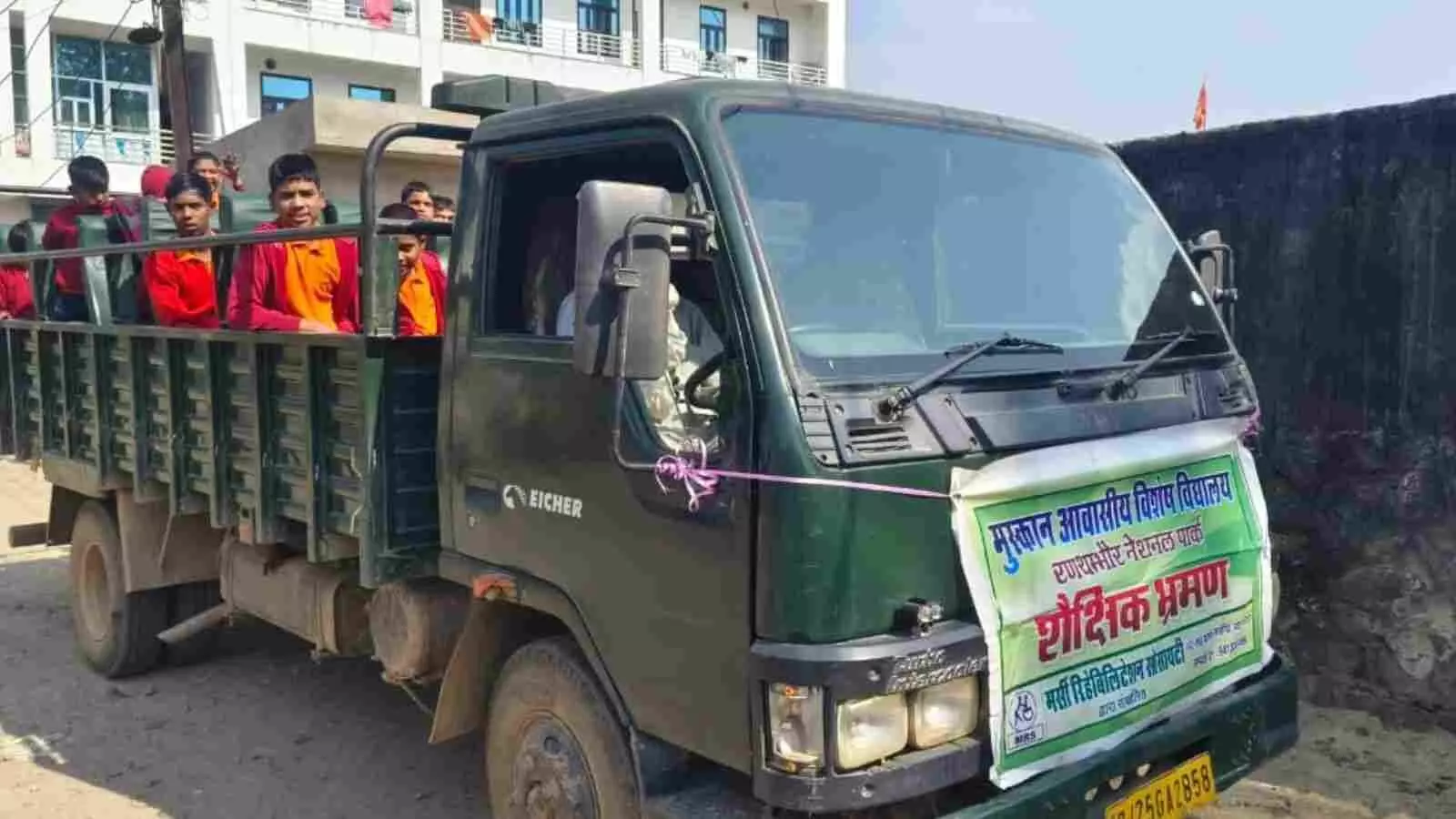 रणथंभौर नेशनल पार्क के जोन 6 में जिप्सी के पास खड़े मुस्कान स्कूल के दिव्यांग बच्चे और शिक्षक। रणथंभौर नेशनल पार्क के जोन 6 में जिप्सी के पास खड़े मुस्कान स्कूल के दिव्यांग बच्चे और शिक्षक।