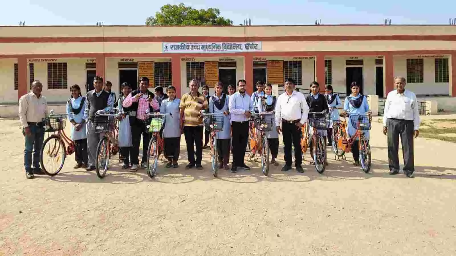राजकीय उच्च माध्यमिक विद्यालय ऐचेर में छात्राओं को निशुल्क साइकिल वितरण करते अतिथि और शिक्षक। राजकीय उच्च माध्यमिक विद्यालय ऐचेर में छात्राओं को निशुल्क साइकिल वितरण करते अतिथि और शिक्षक।