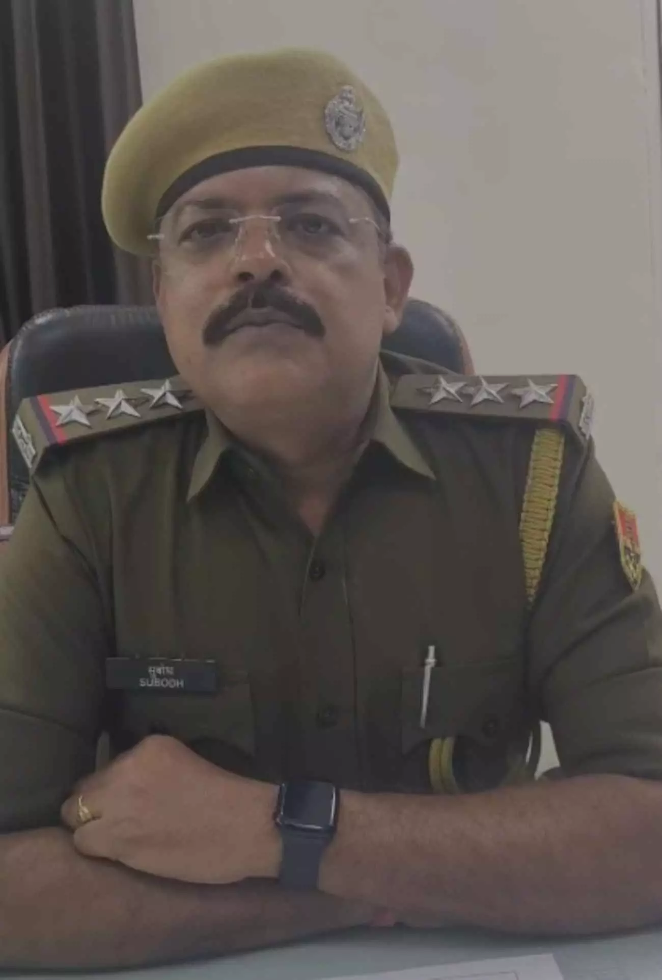 केलवा पुलिस द्वारा जब्त किए गए नकली नोट और प्रिंटर के पास खड़े पुलिस अधिकारी। केलवा पुलिस द्वारा जब्त किए गए नकली नोट और प्रिंटर के पास खड़े पुलिस अधिकारी।