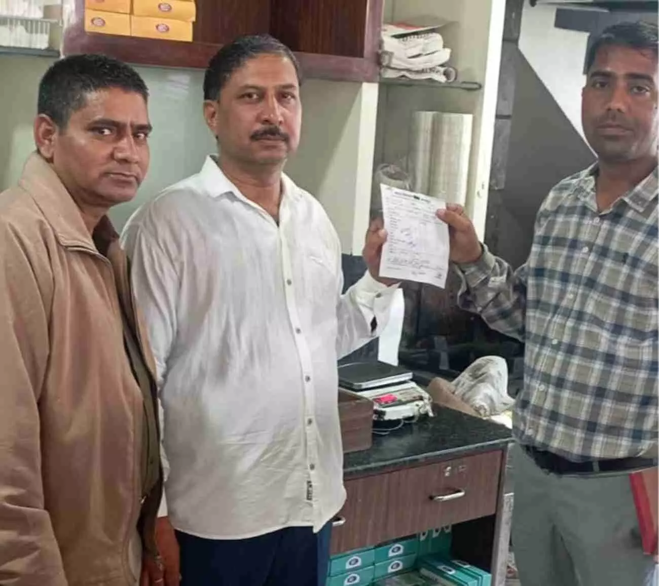 जयपुर के मीरा मार्ग में नगर निगम दस्ते द्वारा दुकान पर सिंगल यूज प्लास्टिक के विरुद्ध चालान काटने की कार्रवाई। जयपुर के मीरा मार्ग में नगर निगम दस्ते द्वारा दुकान पर सिंगल यूज प्लास्टिक के विरुद्ध चालान काटने की कार्रवाई।