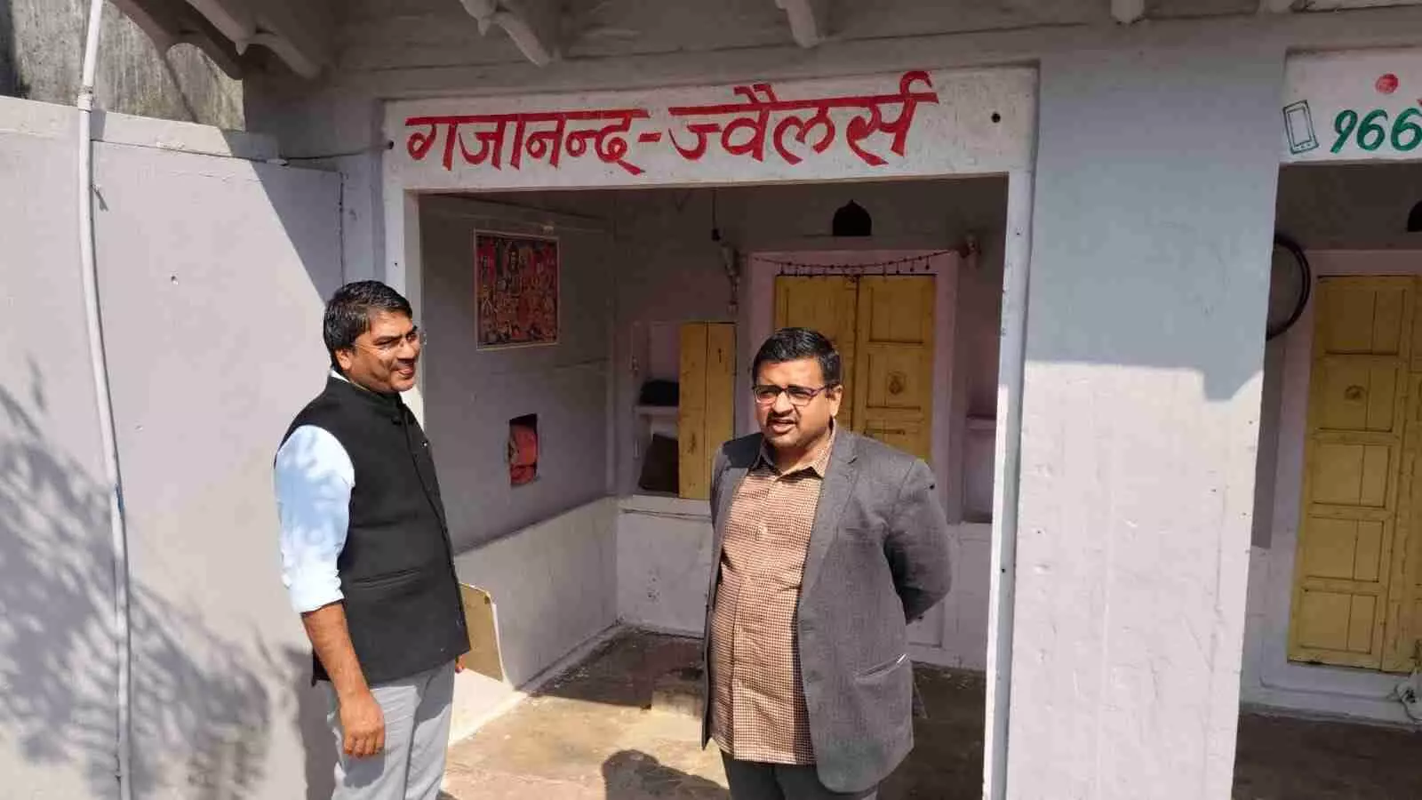 जिला कलक्टर नीलाभ सक्सेना कटकड़ में शिकायत निवारण अभियान के दौरान ग्रामीणों की समस्याएं सुनते हुए। जिला कलक्टर नीलाभ सक्सेना कटकड़ में शिकायत निवारण अभियान के दौरान ग्रामीणों की समस्याएं सुनते हुए।