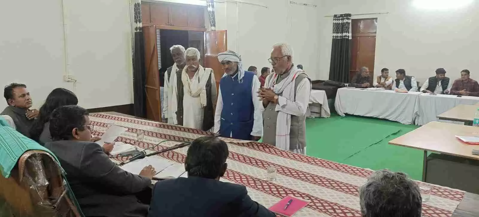 ग्राम पंचायत कैमा की रात्रि चौपाल में मेज पर बैठे जिला कलेक्टर और प्रार्थना पत्र देते ग्रामीण परिवादी। ग्राम पंचायत कैमा की रात्रि चौपाल में मेज पर बैठे जिला कलेक्टर और प्रार्थना पत्र देते ग्रामीण परिवादी।