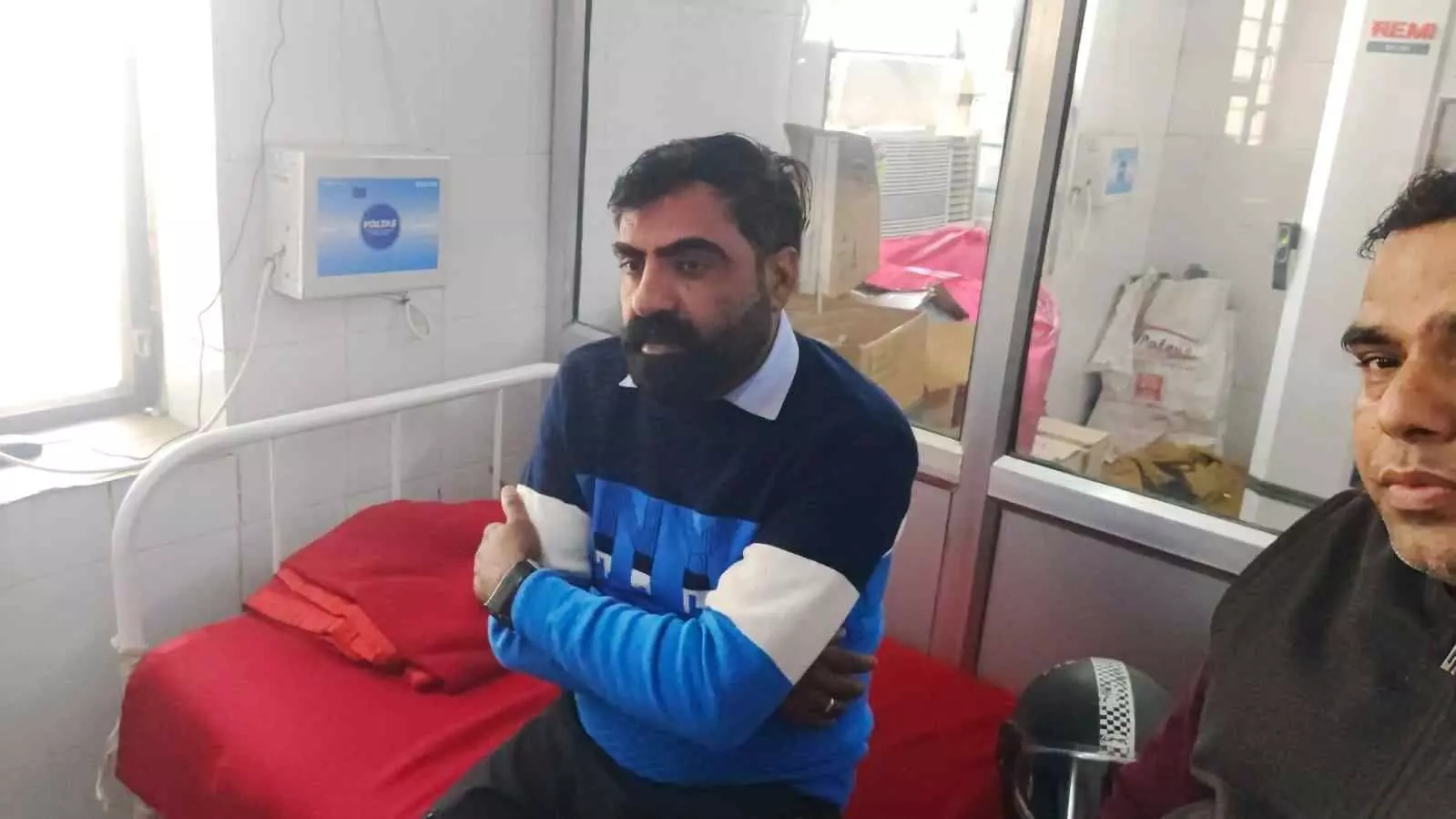 राजकीय जनाना अस्पताल भरतपुर में एसीबी टीम द्वारा रिश्वतखोर लैब टैक्निशियन को गिरफ्तार करने का दृश्य। राजकीय जनाना अस्पताल भरतपुर में एसीबी टीम द्वारा रिश्वतखोर लैब टैक्निशियन को गिरफ्तार करने का दृश्य।