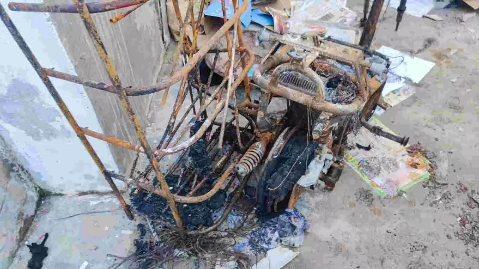 भरतपुर की रेलवे कॉलोनी में आग से जले हुए सरकारी क्वार्टर का बरामदा और क्षतिग्रस्त सामान। भरतपुर की रेलवे कॉलोनी में आग से जले हुए सरकारी क्वार्टर का बरामदा और क्षतिग्रस्त सामान।