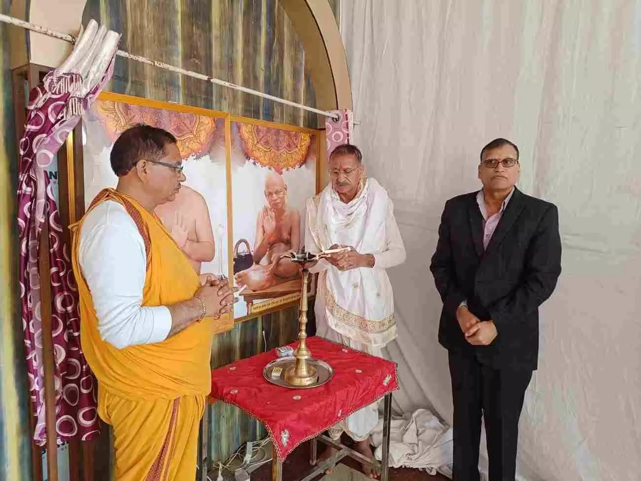 नसिया जी दादाबाड़ी कोटा में धर्मसभा को संबोधित करते निर्यापक मुनि योग सागर जी महाराज।