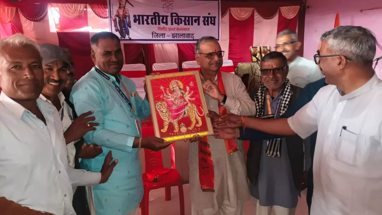 पिड़ावा के पांच पछावा माताजी मंदिर में भारतीय किसान संघ की बैठक में शामिल पदाधिकारी और किसान। पिड़ावा के पांच पछावा माताजी मंदिर में भारतीय किसान संघ की बैठक में शामिल पदाधिकारी और किसान।