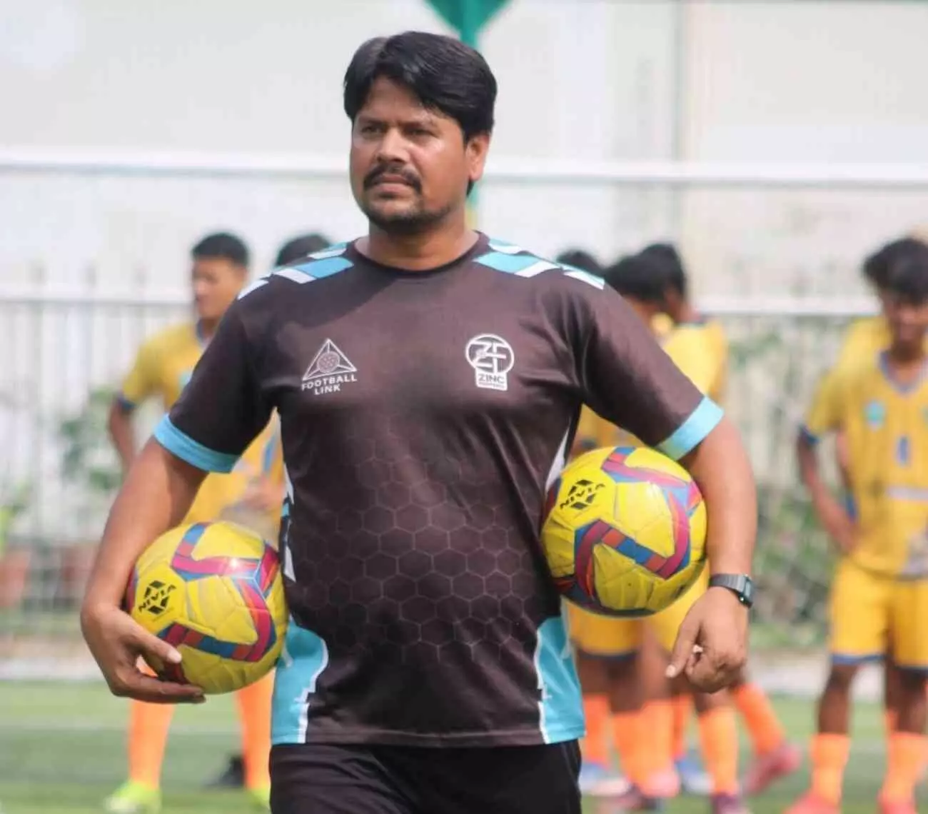 फुटबॉल कोच अनूप तिवारी भीलवाड़ा जिला फुटबॉल संघ के कार्यालय में ए लेवल लाइसेंस उपलब्धि के साथ। फुटबॉल कोच अनूप तिवारी भीलवाड़ा जिला फुटबॉल संघ के कार्यालय में ए लेवल लाइसेंस उपलब्धि के साथ।
