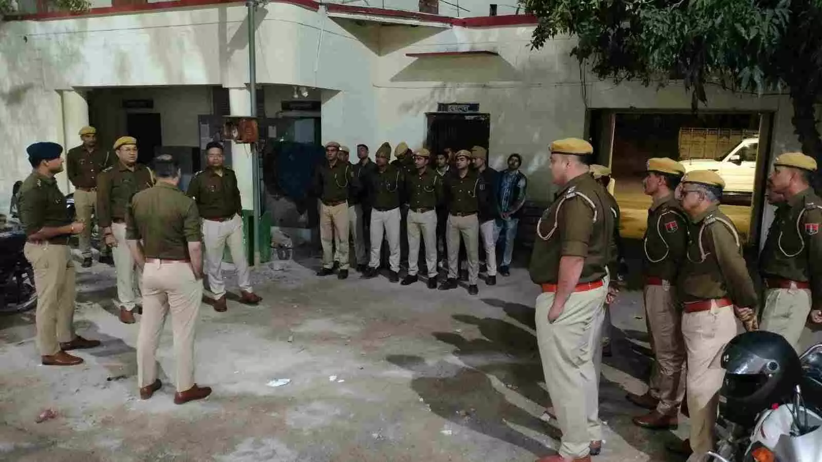 पुलिस अधीक्षक विकास सांगवान धौलपुर कोतवाली थाने में रिकॉर्ड और मालखाना व्यवस्था का निरीक्षण करते हुए।