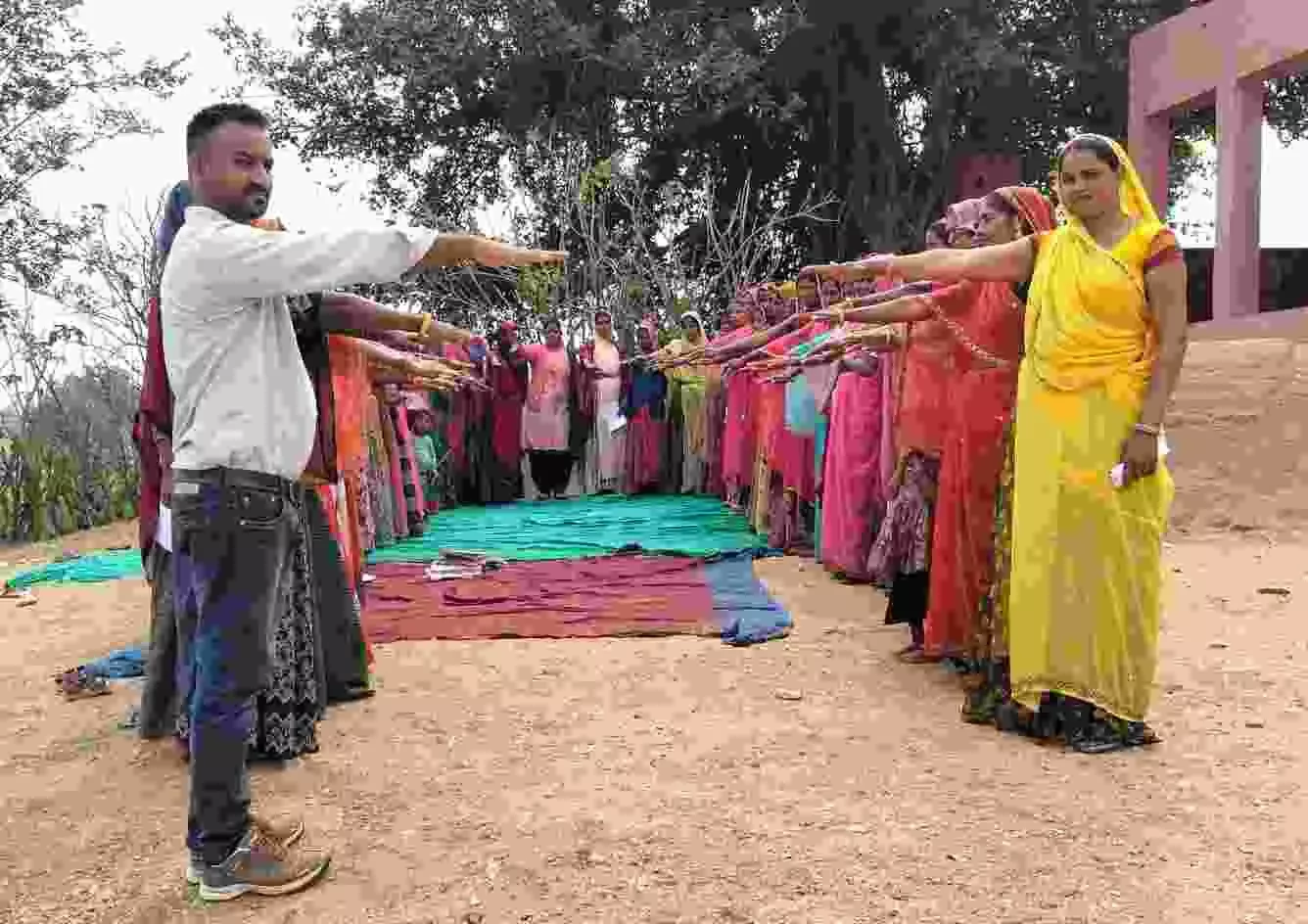 लसाड़िया के विद्यालय में मदर्स वर्कशॉप के दौरान शिक्षण गतिविधियों में भाग लेती ग्रामीण माताएं। लसाड़िया के विद्यालय में मदर्स वर्कशॉप के दौरान शिक्षण गतिविधियों में भाग लेती ग्रामीण माताएं।