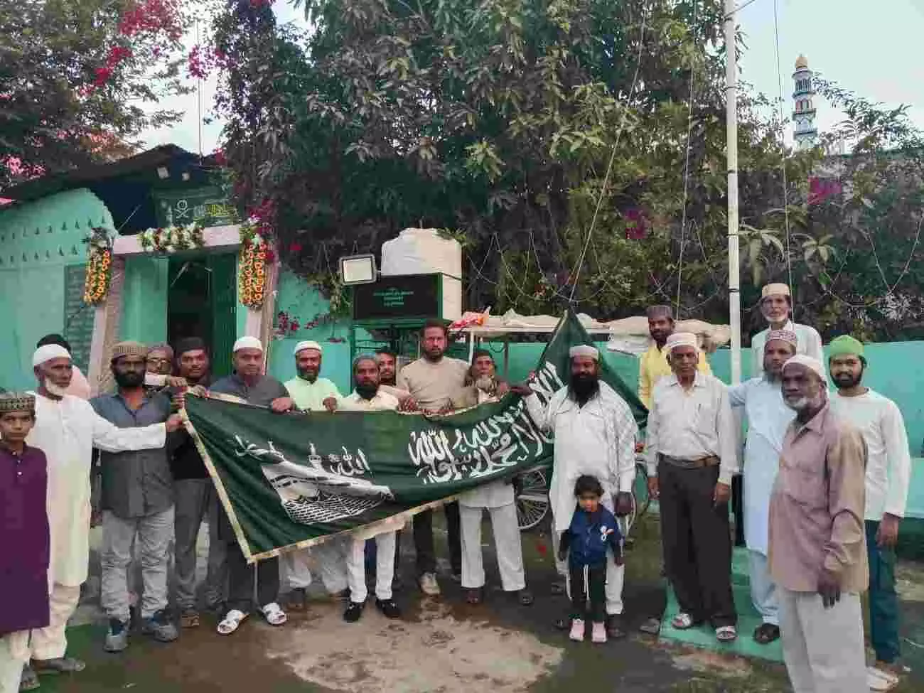 लसाडिया की सजाई गई दरगाह में हजरत अब्दुल गनी बाबा के उर्स पर उमड़े जायरीन। लसाडिया की सजाई गई दरगाह में हजरत अब्दुल गनी बाबा के उर्स पर उमड़े जायरीन।