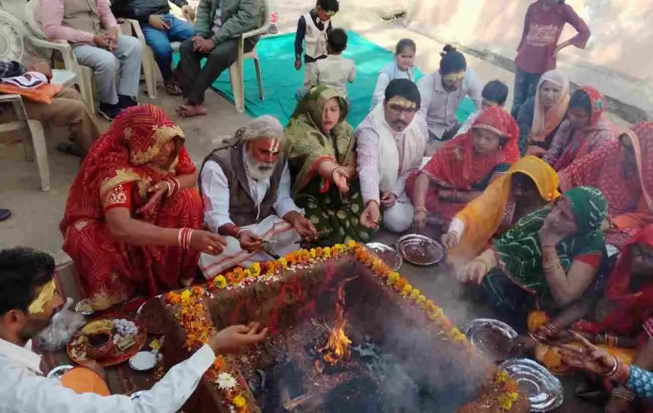 भुसावर के राधा कृष्ण हनुमान मन्दिर प्रांगण में हवन करते हुए यजमान और भक्तगण।