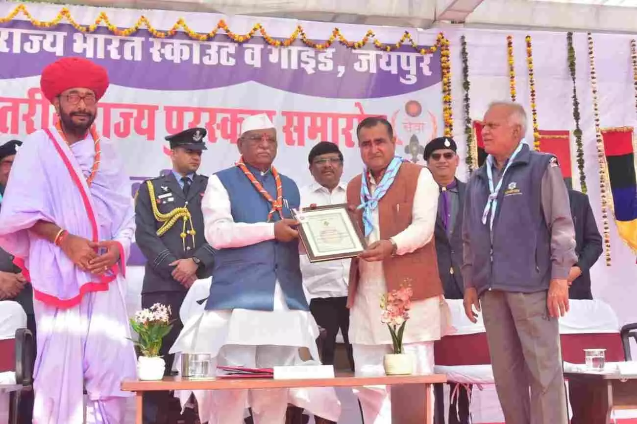 जयपुर में राज्यपाल हरिभाऊ बागडे विधायक दर्शन सिंह गुर्जर को स्काउट गाइड धन्यवाद बैज प्रदान कर रहे हैं। जयपुर में राज्यपाल हरिभाऊ बागडे विधायक दर्शन सिंह गुर्जर को स्काउट गाइड धन्यवाद बैज प्रदान कर रहे हैं।