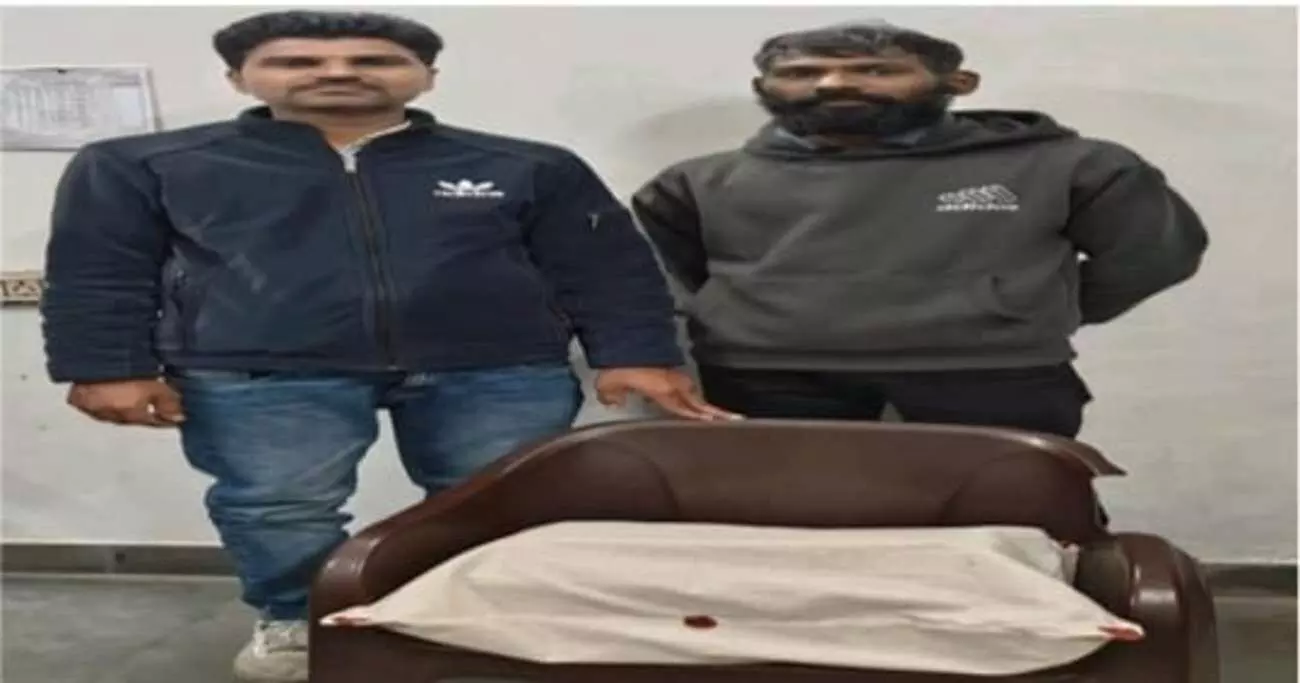 भीलवाड़ा पुलिस थाने में मेज पर रखी हुई जब्त नकदी और पुलिस कस्टडी में खड़े आरोपी युवक। भीलवाड़ा पुलिस थाने में मेज पर रखी हुई जब्त नकदी और पुलिस कस्टडी में खड़े आरोपी युवक।