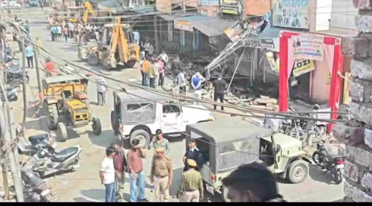 भीलवाड़ा जिला अस्पताल मोर्चरी के बाहर आरोपियों की गिरफ्तारी के लिए धरना प्रदर्शन करते ग्रामीण और महिलाएं। भीलवाड़ा जिला अस्पताल मोर्चरी के बाहर आरोपियों की गिरफ्तारी के लिए धरना प्रदर्शन करते ग्रामीण और महिलाएं।
