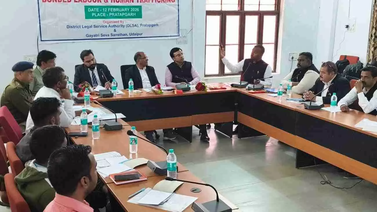 प्रतापगढ़ जिला विधिक सेवा प्राधिकरण सभागार में बंधुआ मजदूरी उन्मूलन कार्यशाला के दौरान बैठे अधिकारी और कर्मचारी।