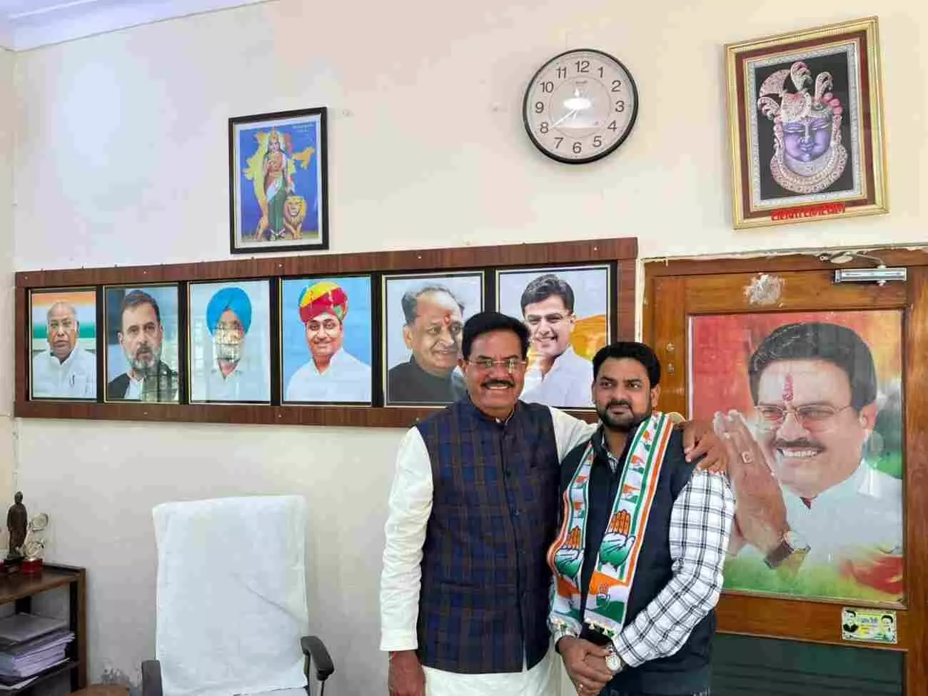 निम्बाहेड़ा कांग्रेस कार्यालय में पूर्व मंत्री उदयलाल आंजना युवा व्यवसायी अजीत डागा को सदस्यता ग्रहण करवाते हुए। निम्बाहेड़ा कांग्रेस कार्यालय में पूर्व मंत्री उदयलाल आंजना युवा व्यवसायी अजीत डागा को सदस्यता ग्रहण करवाते हुए।