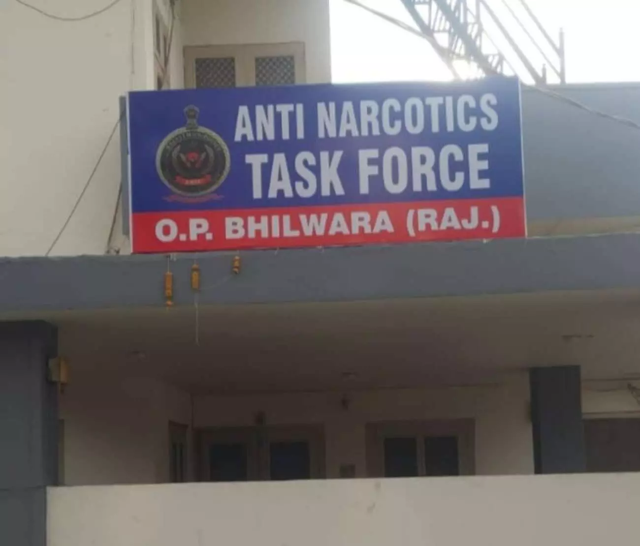 भीलवाड़ा में एंटी नारकोटिक्स टास्क फोर्स चौकी के उद्घाटन के दौरान उपस्थित पुलिस अधिकारी और तैनात सुरक्षाकर्मी। भीलवाड़ा में एंटी नारकोटिक्स टास्क फोर्स चौकी के उद्घाटन के दौरान उपस्थित पुलिस अधिकारी और तैनात सुरक्षाकर्मी।