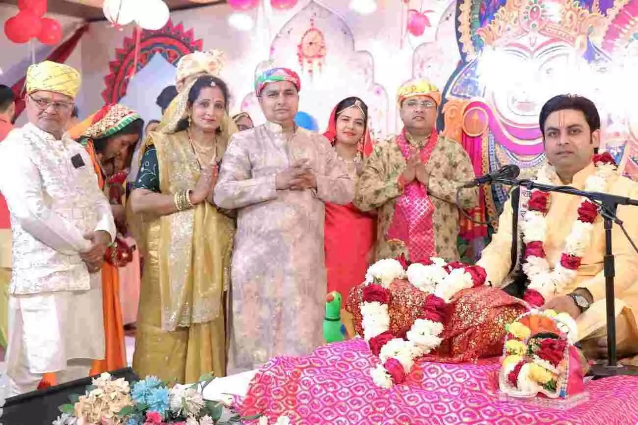 कोटा के विजयवर्गीय मांगलिक भवन में गोवर्धन पूजा की झांकी के समक्ष आरती करते आचार्य ऋतुराज शर्मा और श्रद्धालु। कोटा के विजयवर्गीय मांगलिक भवन में गोवर्धन पूजा की झांकी के समक्ष आरती करते आचार्य ऋतुराज शर्मा और श्रद्धालु।