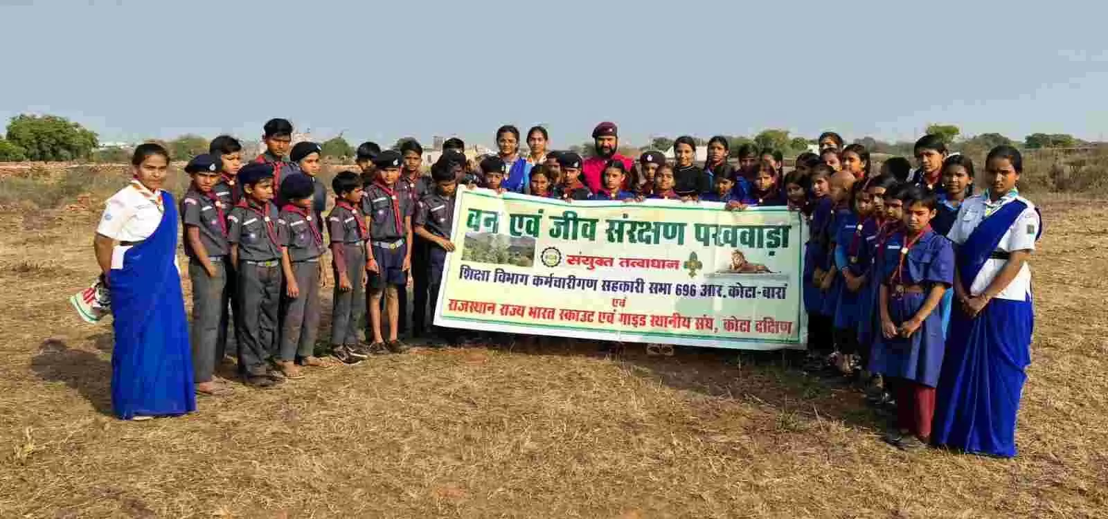 आंवली वन क्षेत्र में पक्षियों के लिए दाना-पानी स्थल तैयार करते हुए स्काउट-गाइड और कब बुलबुल। आंवली वन क्षेत्र में पक्षियों के लिए दाना-पानी स्थल तैयार करते हुए स्काउट-गाइड और कब बुलबुल।