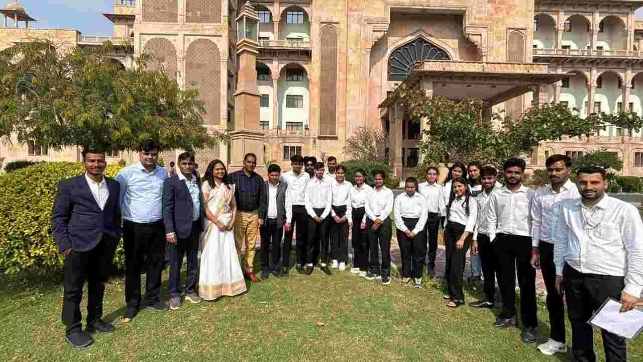 राजस्थान विधानसभा परिसर में अध्यक्ष वासुदेव देवनानी के साथ जय मीनेश विश्वविद्यालय का प्रतिनिधिमंडल अभिनन्दन करते हुए। राजस्थान विधानसभा परिसर में अध्यक्ष वासुदेव देवनानी के साथ जय मीनेश विश्वविद्यालय का प्रतिनिधिमंडल अभिनन्दन करते हुए।