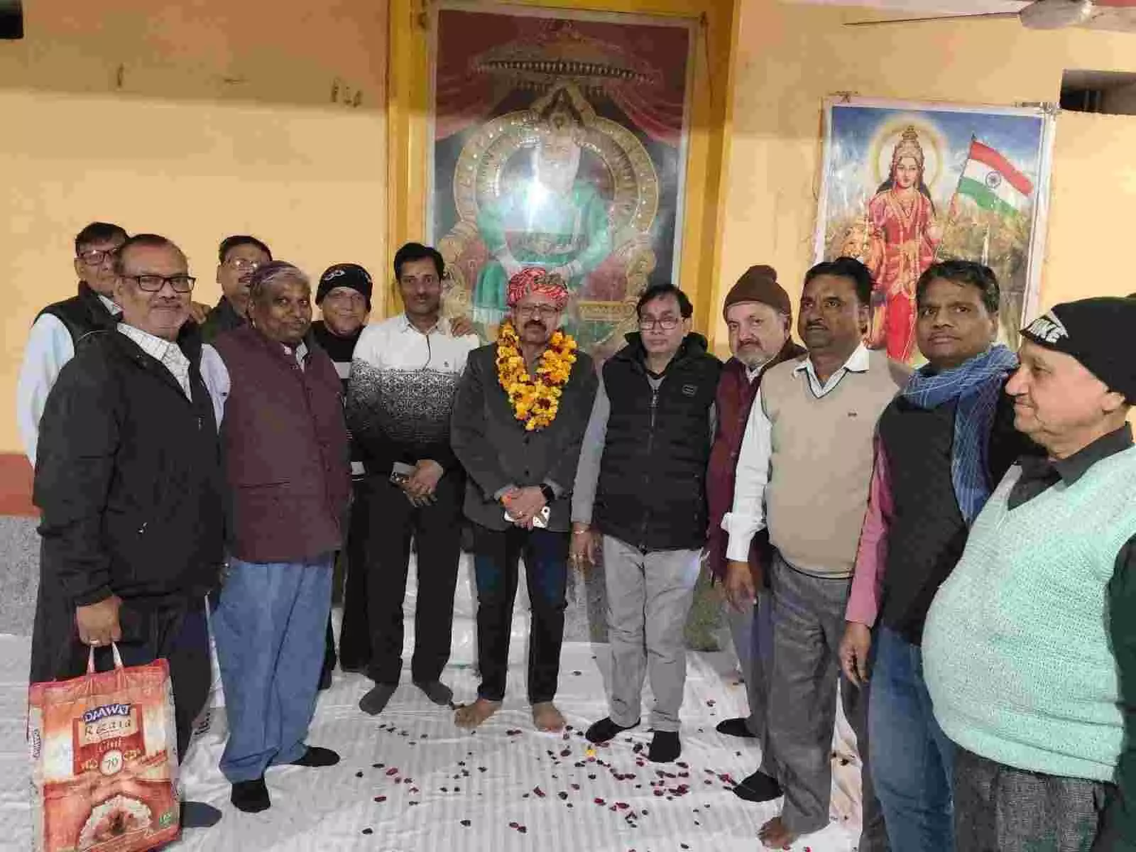 हिंडौन सिटी की अग्रवाल धर्मशाला में ड्रेनेज बजट स्वीकृति पर मिठाई खिलाकर खुशी मनाते हुए कटरा बाजार संघर्ष समिति के व्यापारी। हिंडौन सिटी की अग्रवाल धर्मशाला में ड्रेनेज बजट स्वीकृति पर मिठाई खिलाकर खुशी मनाते हुए कटरा बाजार संघर्ष समिति के व्यापारी।