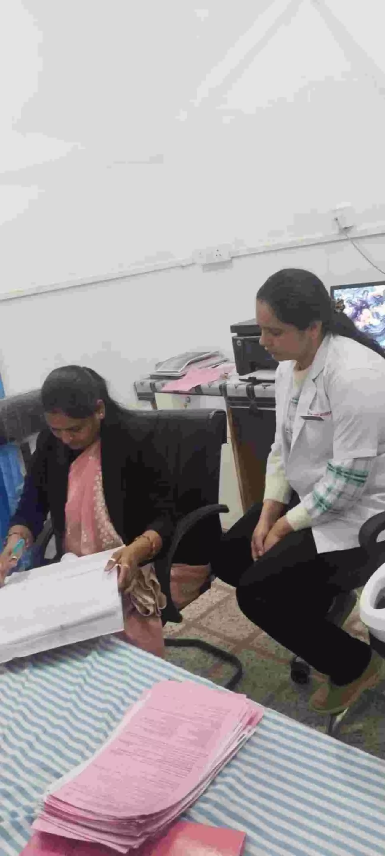 हिंडौन में सोनोग्राफी केंद्र पर रिकॉर्ड की जांच करते सीएमएचओ डॉ. जयंतीलाल मीणा और विभागीय टीम। हिंडौन में सोनोग्राफी केंद्र पर रिकॉर्ड की जांच करते सीएमएचओ डॉ. जयंतीलाल मीणा और विभागीय टीम।