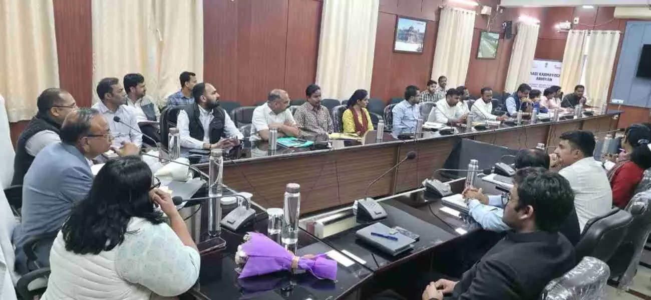 पाली कलेक्ट्रेट सभागार में स्वच्छता बैठक लेते ब्रांड एंबेसडर केके गुप्ता और जिला प्रशासनिक अधिकारी। पाली कलेक्ट्रेट सभागार में स्वच्छता बैठक लेते ब्रांड एंबेसडर केके गुप्ता और जिला प्रशासनिक अधिकारी।