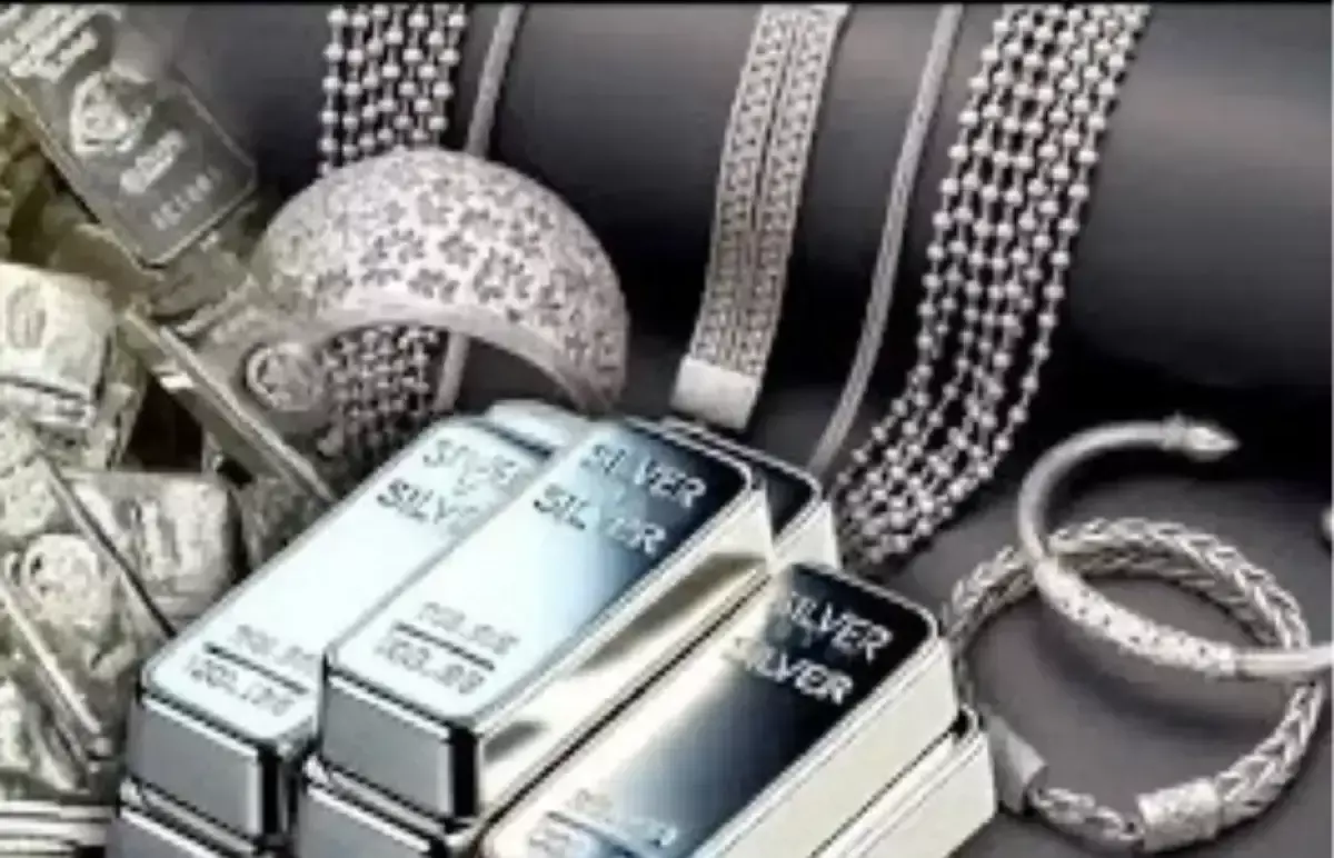 Silver prices crash! A 24-hour drop of ₹26,000 has caused a stir Silver prices crash! A 24-hour drop of ₹26,000 has caused a stir
