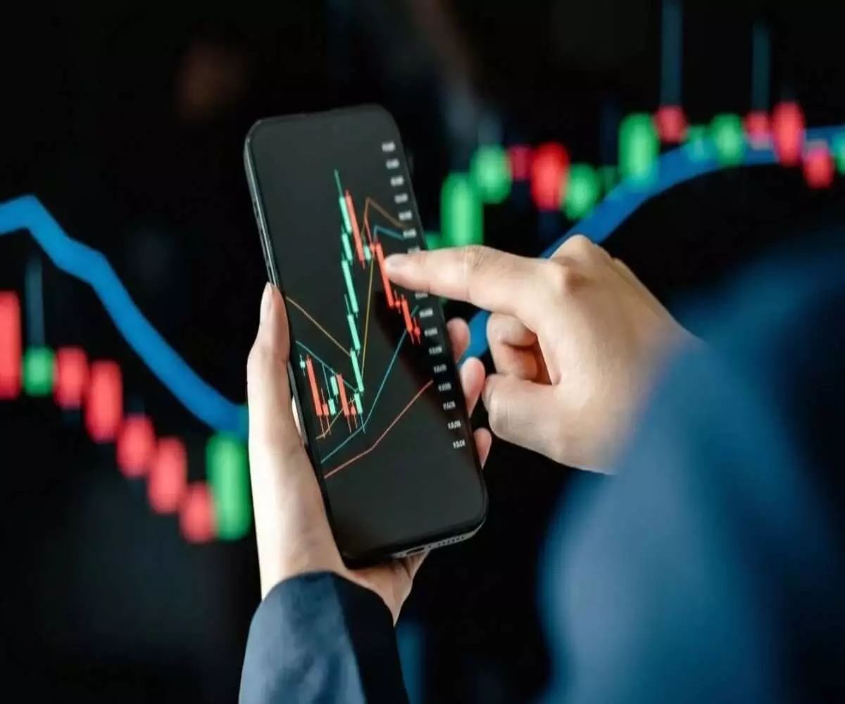 The Sensex plummets 800 points, and the IT sector falls 6%. The Sensex plummets 800 points, and the IT sector falls 6%.