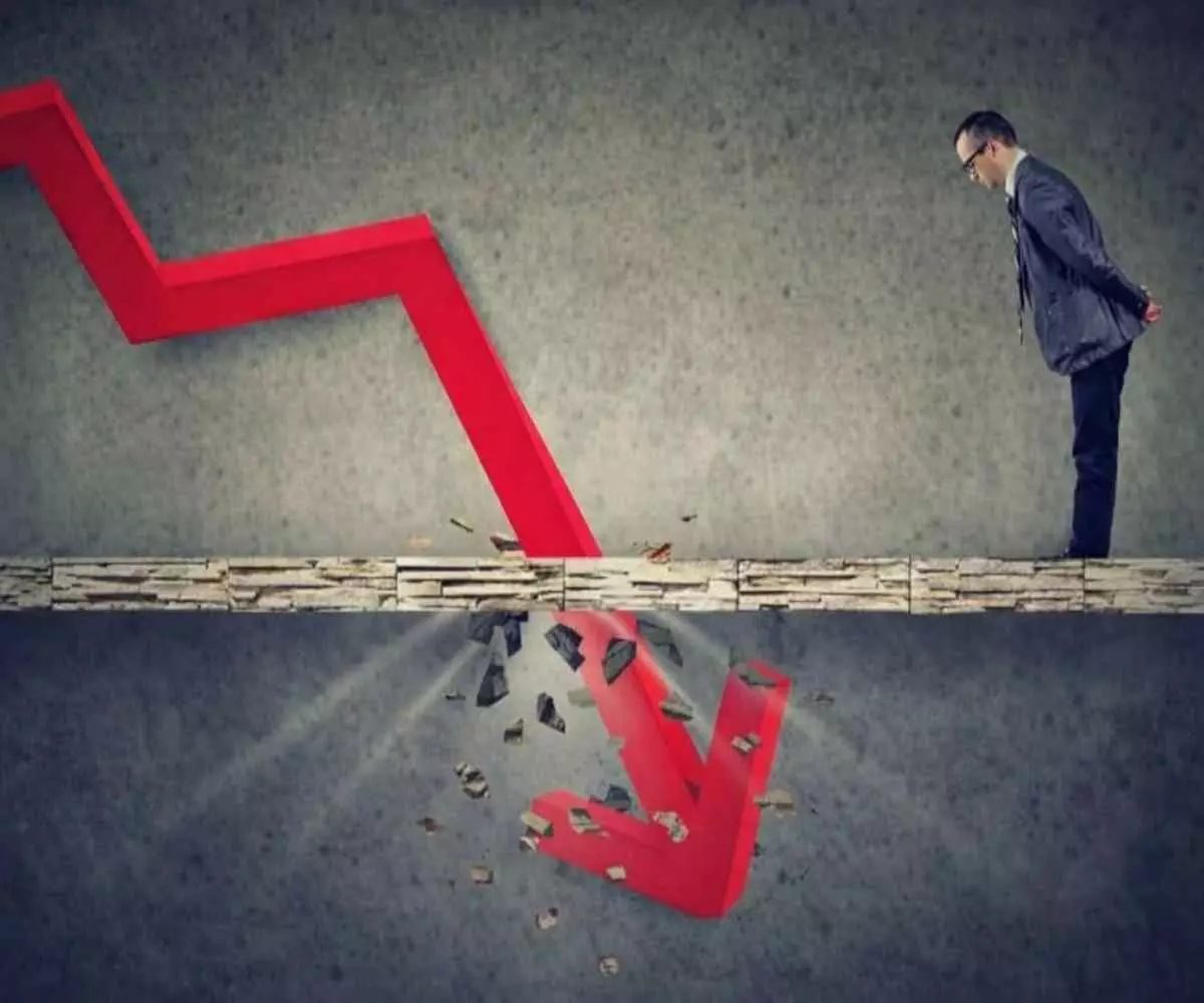 The stock market is experiencing a Black Friday-like atmosphere! The Sensex has fallen from its peak The stock market is experiencing a Black Friday-like atmosphere! The Sensex has fallen from its peak