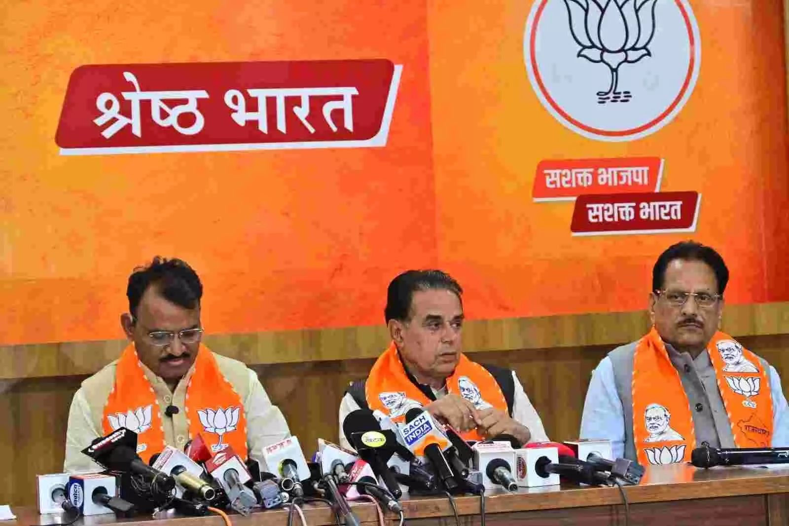 जयपुर में भाजपा प्रदेश कार्यालय में प्रेस वार्ता के दौरान बजट विवरण साझा करते उपमुख्यमंत्री डॉ. प्रेमचंद बैरवा और मंत्री जोगाराम पटेल। जयपुर में भाजपा प्रदेश कार्यालय में प्रेस वार्ता के दौरान बजट विवरण साझा करते उपमुख्यमंत्री डॉ. प्रेमचंद बैरवा और मंत्री जोगाराम पटेल।