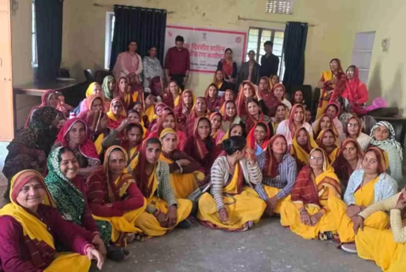 जयपुर में सक्षम अभियान के तहत कार्यशाला में प्रशिक्षण लेती महिला साथिन और विभागीय अधिकारी। जयपुर में सक्षम अभियान के तहत कार्यशाला में प्रशिक्षण लेती महिला साथिन और विभागीय अधिकारी।