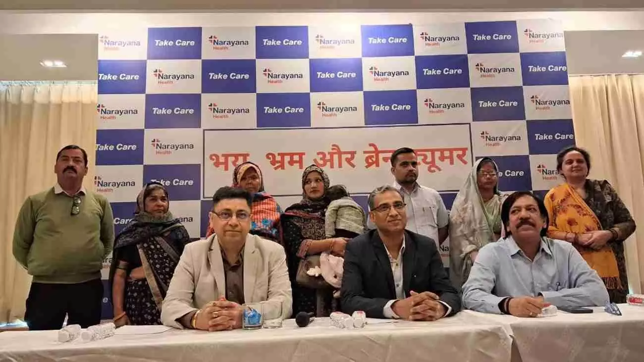 नारायणा हॉस्पिटल जयपुर में आयोजित प्रेस कॉन्फ्रेंस के दौरान डॉक्टरों के साथ बैठे ब्रेन ट्यूमर सर्वाइवर्स।