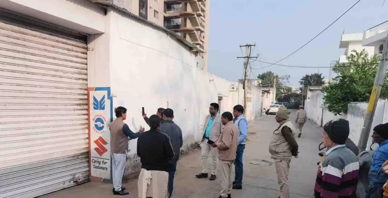 जयपुर नगर निगम की टीम सिविल लाइन जोन में बकाया टैक्स वसूली हेतु संपत्ति कुर्क करते हुए।