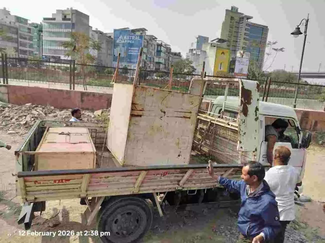 नगर निगम जयपुर की सतर्कता टीम द्वारा शहर के बाजारों में अवैध अस्थाई अतिक्रमण हटाने की कार्रवाई।