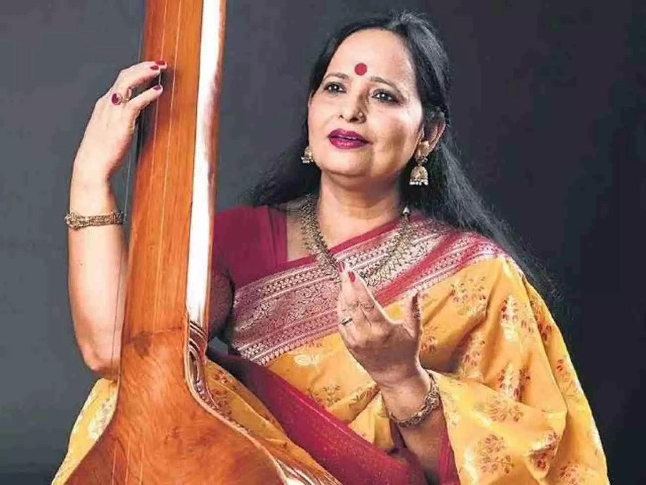 जवाहर कला केंद्र के मंच पर शास्त्रीय गायिका विदुषी सुनंदा शर्मा गायन प्रस्तुत करते हुए।