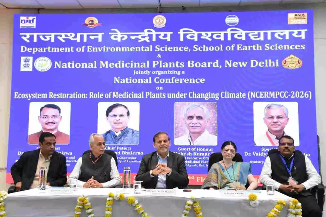 राजस्थान केंद्रीय विश्वविद्यालय में आयोजित नेशनल कॉन्फ्रेंस के उद्घाटन सत्र में दीप प्रज्वलन करते हुए अतिथि और कुलपति।