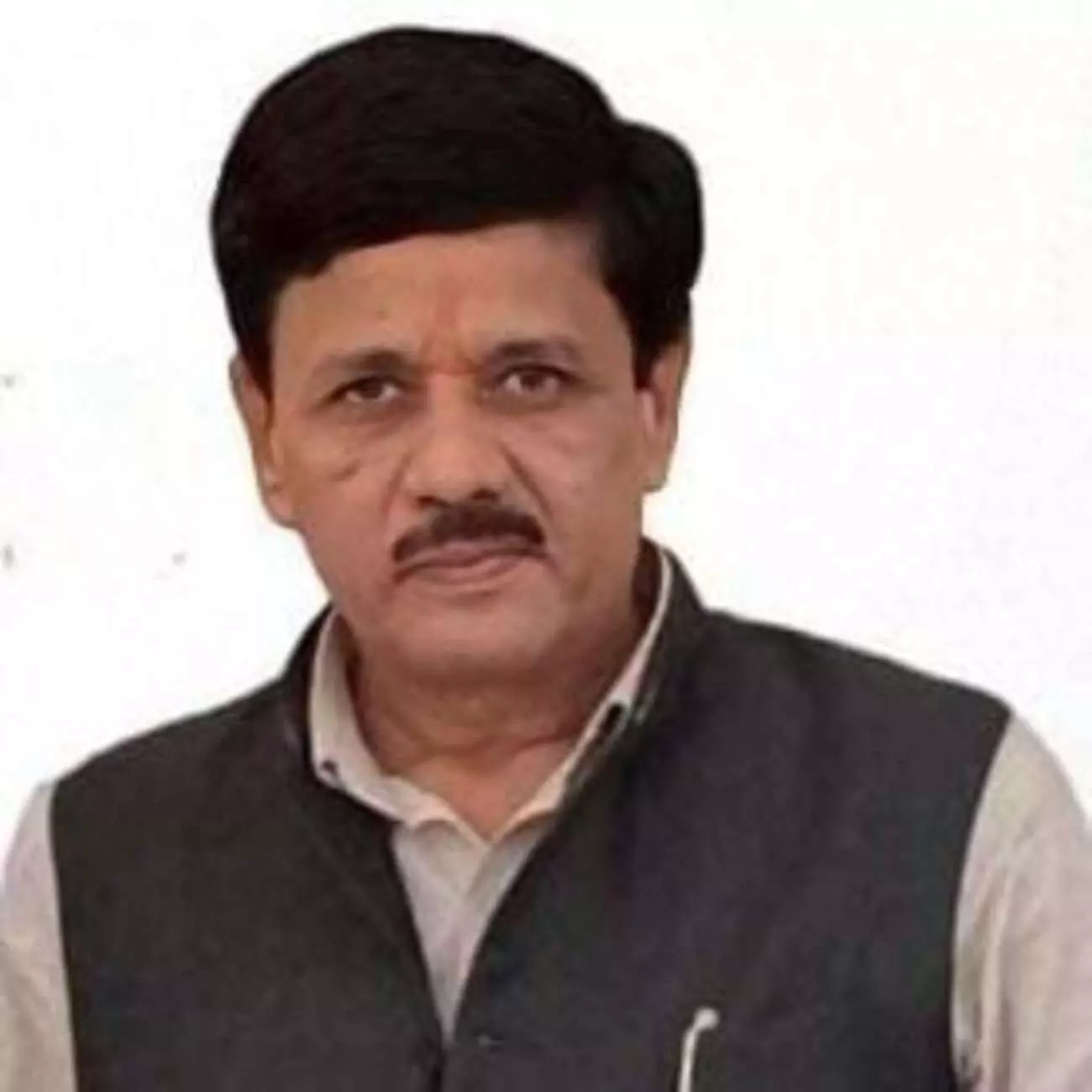 जयपुर में राजस्थान बजट पर चर्चा करते कर्मचारी महासंघ के पदाधिकारी और लंबित मांगों का विवरण।