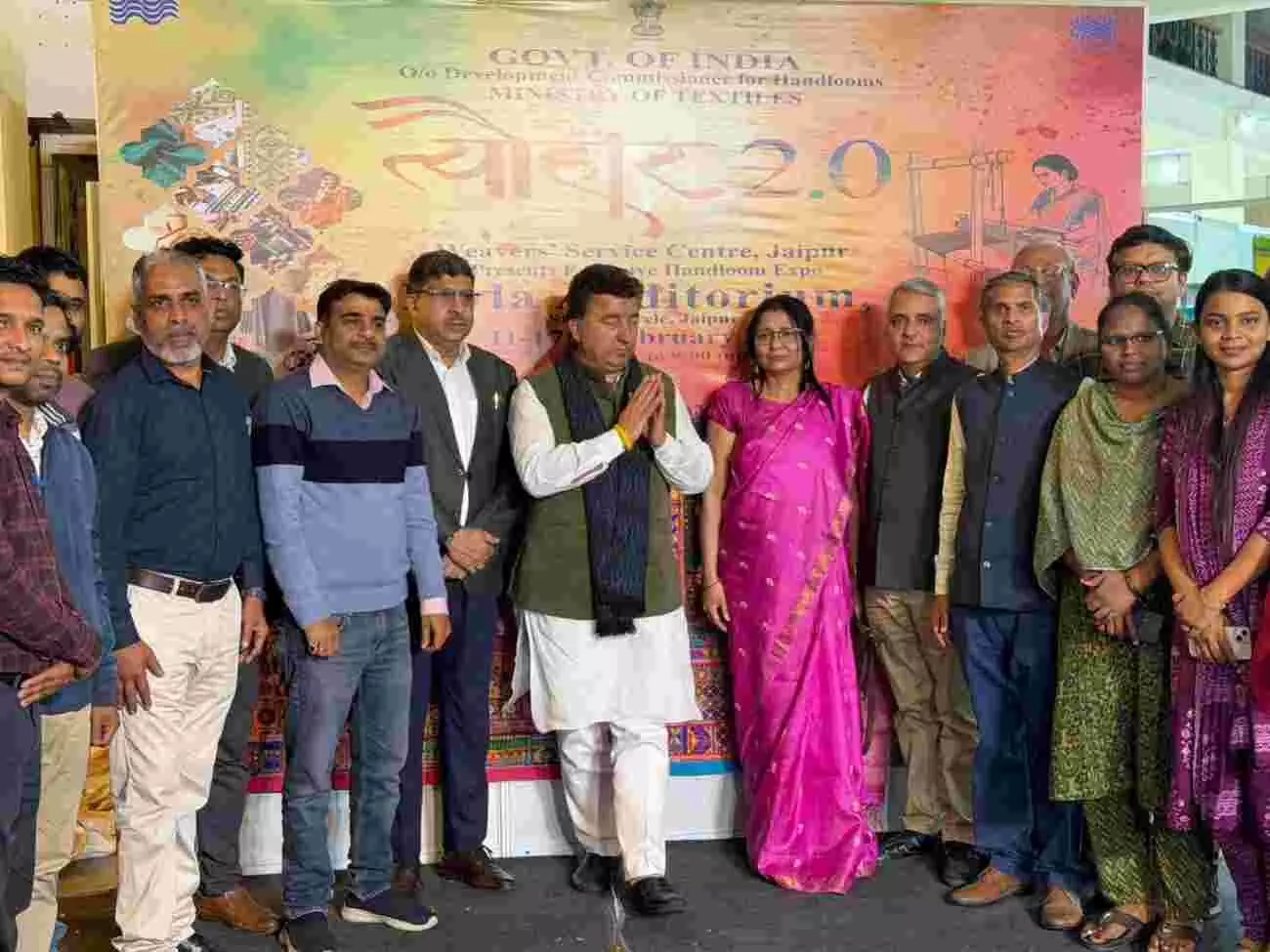 बिरला ऑडिटोरियम जयपुर में विशेष हथकरघा एक्सपो के दौरान स्टॉल पर बुनकरों से संवाद करते मुख्य अतिथि।