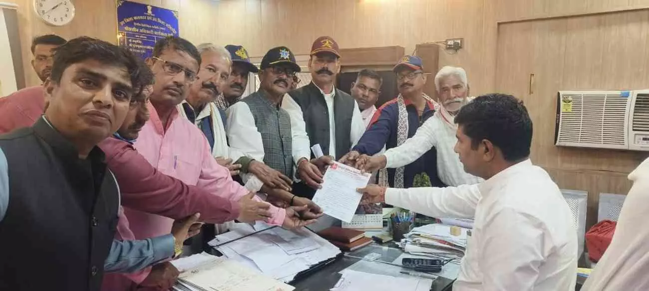 हिण्डौन सिटी एसडीएम कार्यालय में पूर्व सैनिक और भाजपा नेता ओवरब्रिज सुरक्षा हेतु ज्ञापन सौंपते हुए। हिण्डौन सिटी एसडीएम कार्यालय में पूर्व सैनिक और भाजपा नेता ओवरब्रिज सुरक्षा हेतु ज्ञापन सौंपते हुए।