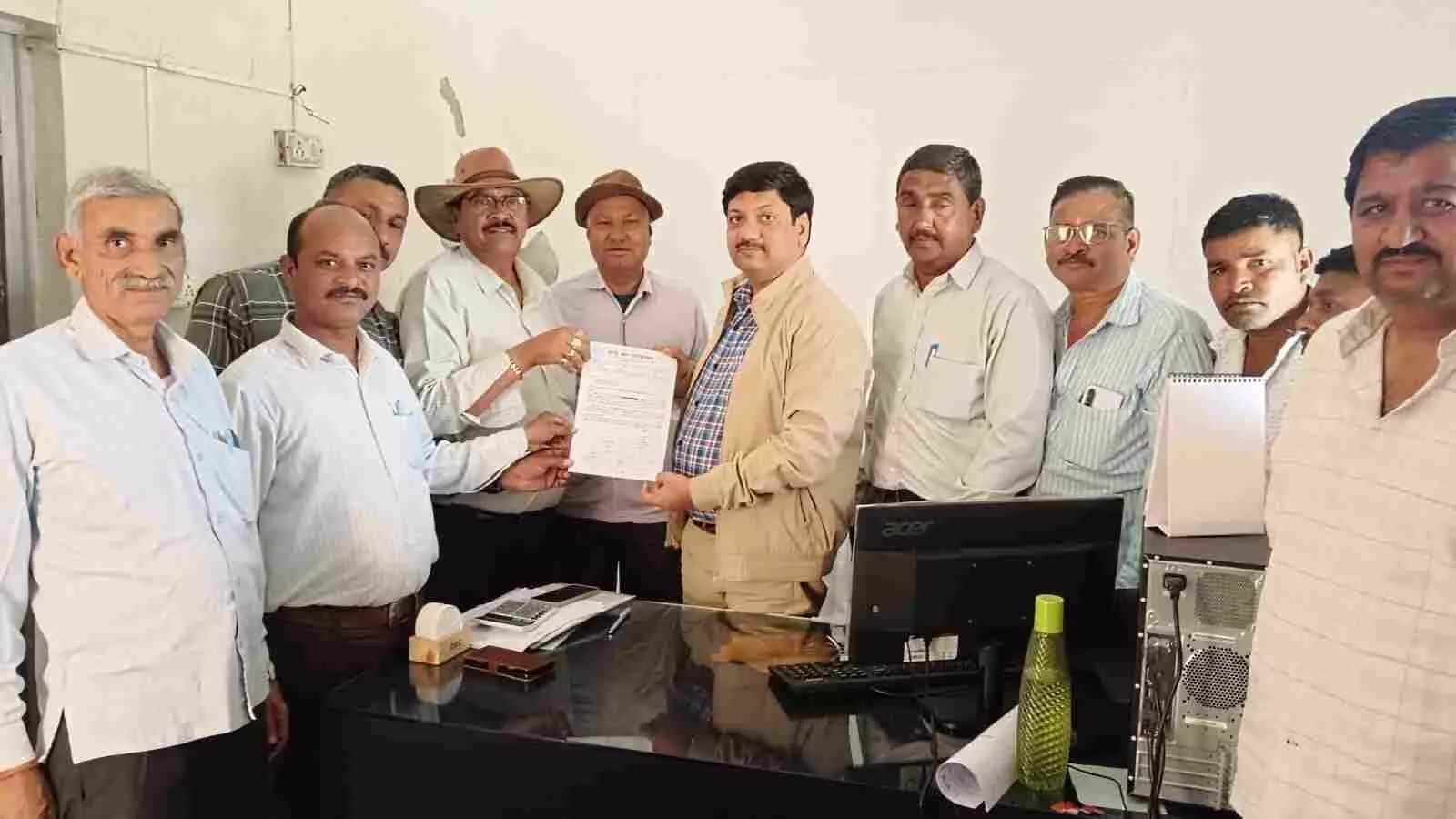 डूंगरपुर जिला कलेक्टर कार्यालय में वागड़ बस एसोसिएशन के सदस्य फिटनेस सर्टिफिकेट संबंधी मांग का ज्ञापन सौंपते हुए।