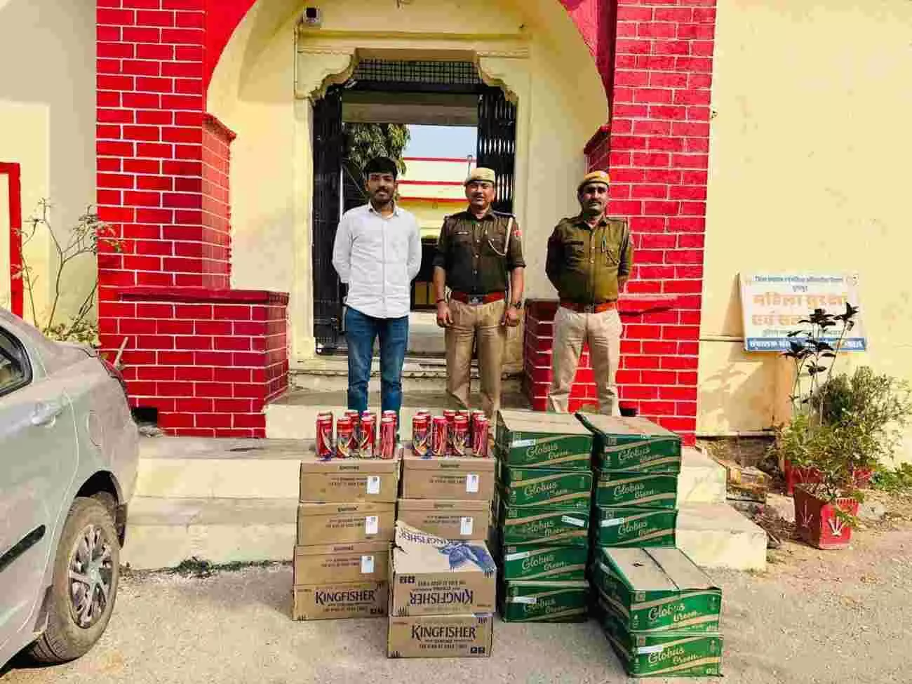 डूंगरपुर में धंबोला थाना पुलिस द्वारा पकड़ी गई अवैध शराब और जब्त स्विफ्ट डिजायर कार।