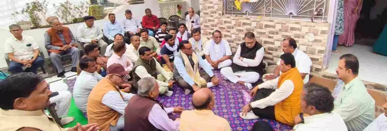 डूंगरपुर में दिवंगत बीजेपी नेता केवल जी नागदा को श्रद्धांजलि अर्पित करते हुए पूर्व प्रदेश अध्यक्ष सतीश पुनिया और अन्य नेता।