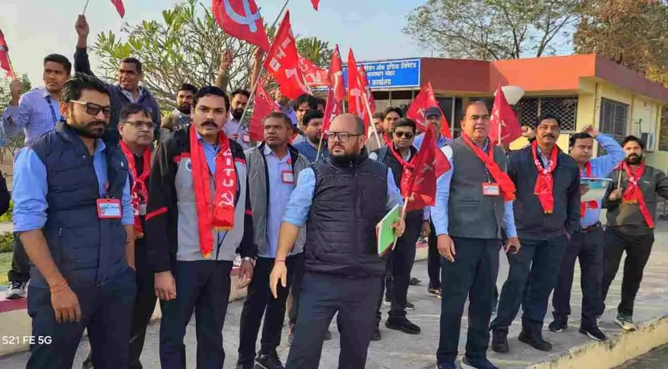 रावतभाटा राजस्थान साइट के प्रथम बेरियर पर विरोध प्रदर्शन करते सीटू यूनियन के कर्मचारी और श्रमिक। रावतभाटा राजस्थान साइट के प्रथम बेरियर पर विरोध प्रदर्शन करते सीटू यूनियन के कर्मचारी और श्रमिक।