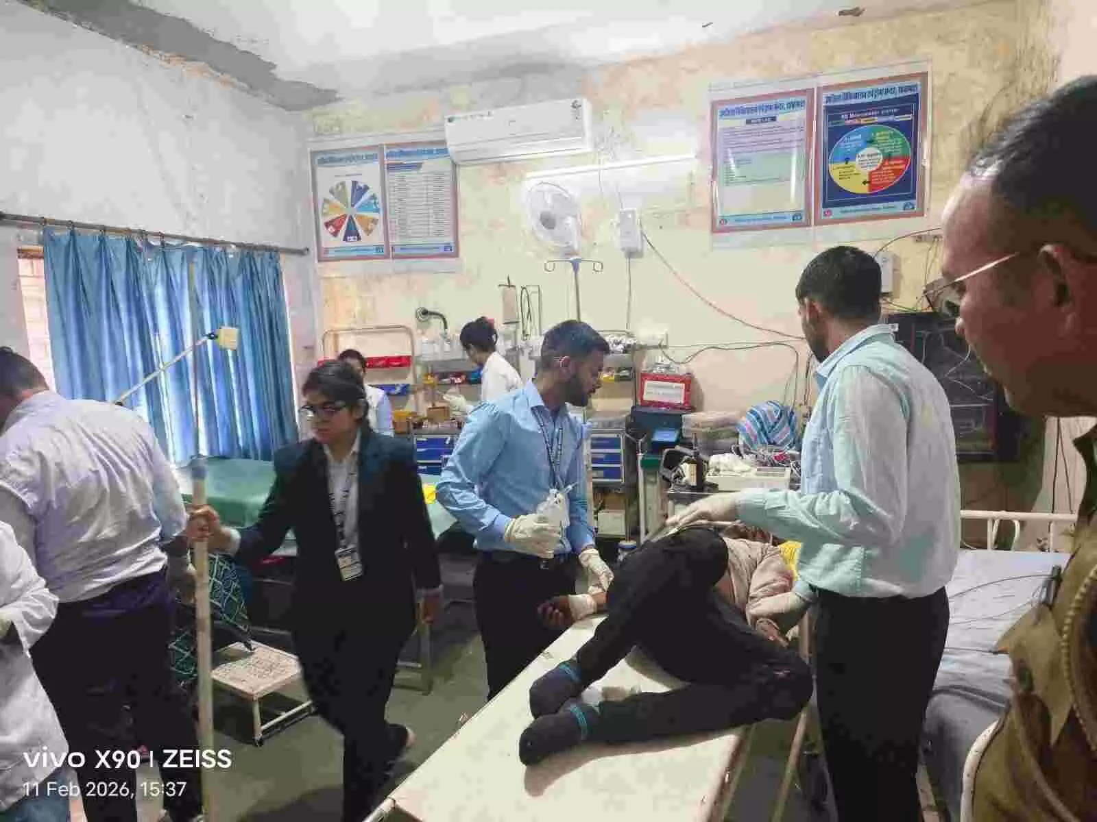 बूंदी के दीपपुरा घाट सड़क हादसे के बाद अस्पताल के बाहर खड़े पुलिसकर्मी और परिजन। बूंदी के दीपपुरा घाट सड़क हादसे के बाद अस्पताल के बाहर खड़े पुलिसकर्मी और परिजन।