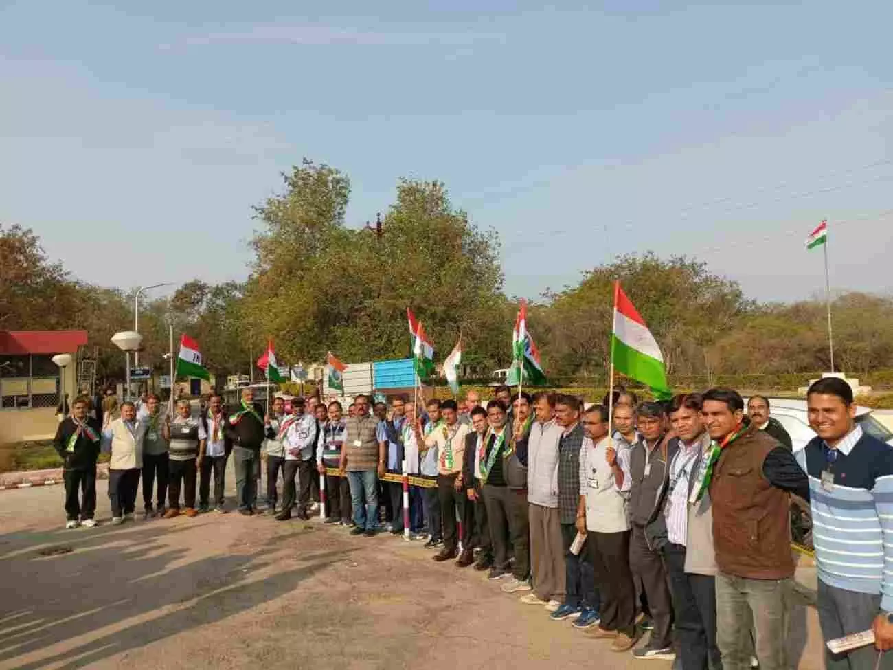 रावतभाटा में एनपीसीआईएल बैरियर के बाहर इंटक सदस्य नई श्रम संहिताओं के विरोध में प्रदर्शन करते हुए। रावतभाटा में एनपीसीआईएल बैरियर के बाहर इंटक सदस्य नई श्रम संहिताओं के विरोध में प्रदर्शन करते हुए।