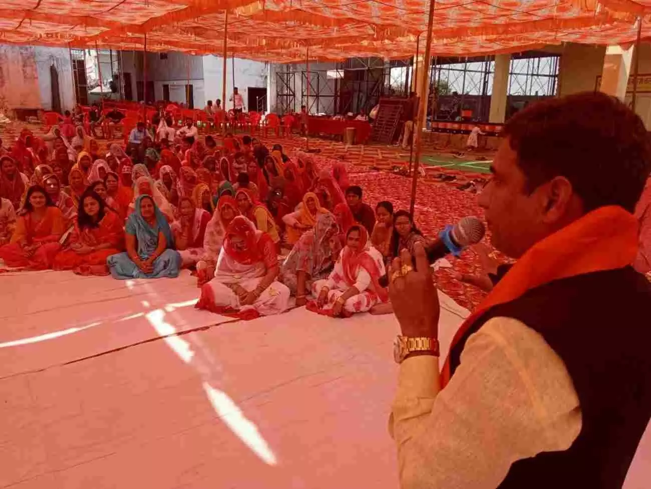 जोगणिया माताजी धर्मशाला में आयोजित समारोह के दौरान मंच पर उपस्थित प्रशांत मेवाड़ा और मेवाड़ कलाल समाज के पदाधिकारी। जोगणिया माताजी धर्मशाला में आयोजित समारोह के दौरान मंच पर उपस्थित प्रशांत मेवाड़ा और मेवाड़ कलाल समाज के पदाधिकारी।